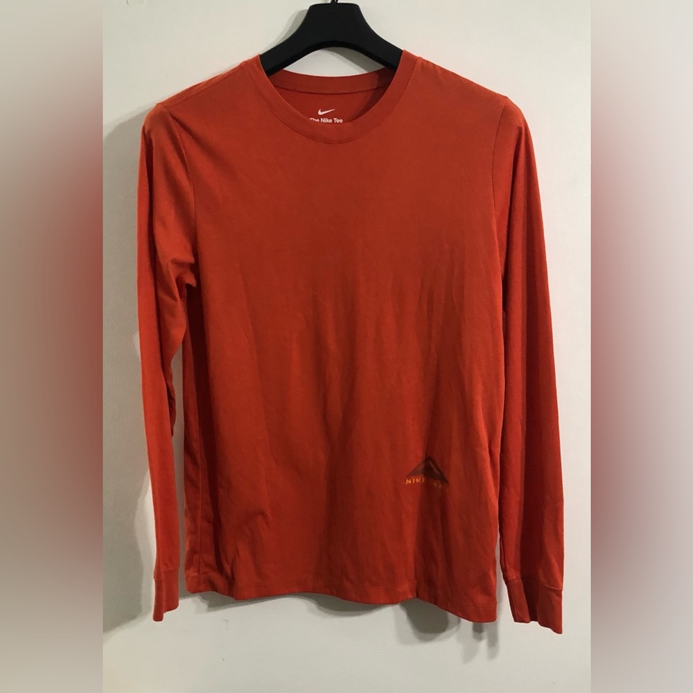 Nike men’s long sleeves  shirt Nike Trail logo crewneck pull over orange. M